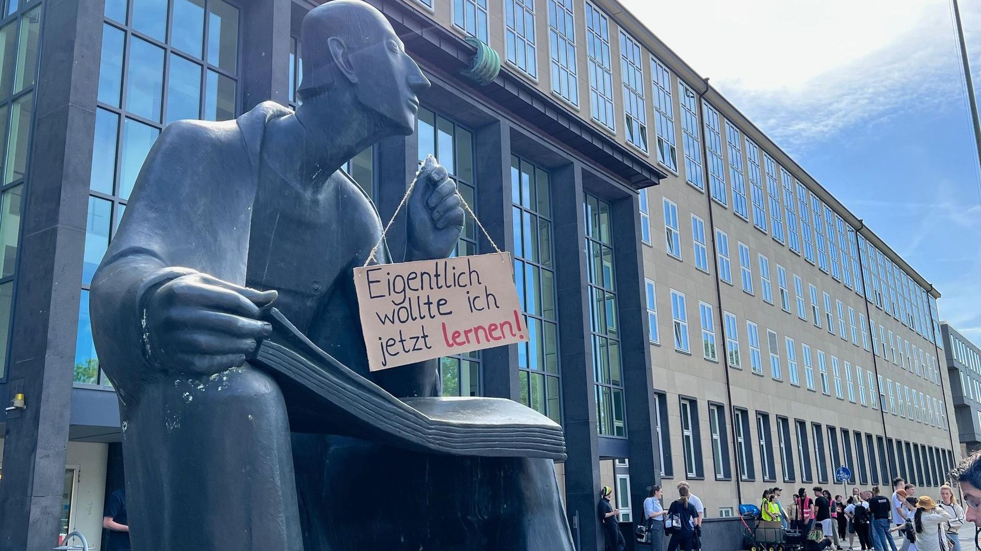 Skulptur von Albertus Magnus am Hauptgebäude der Universität zu Köln