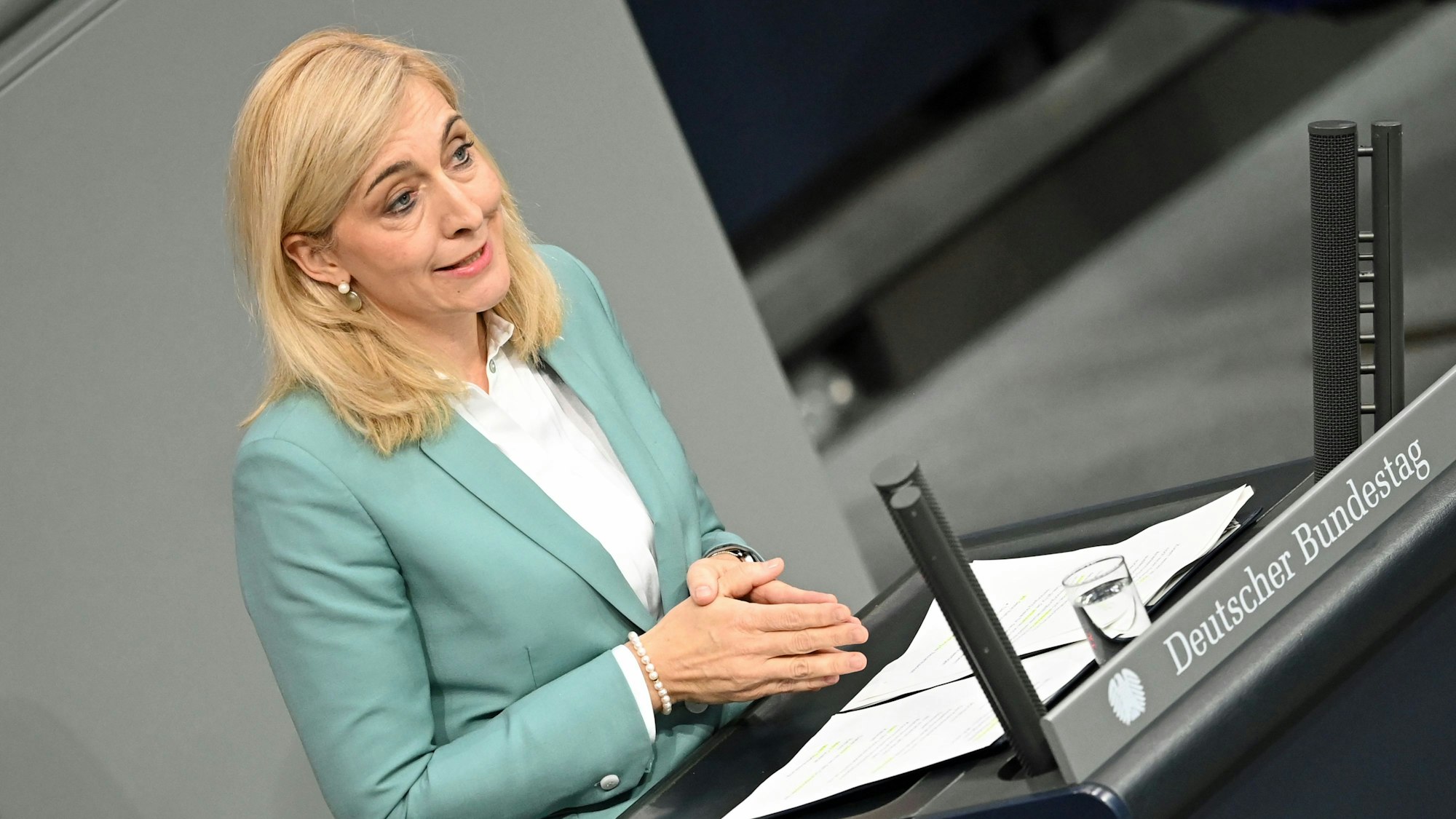 10.07.2025, Berlin: Nina Warken (CDU), Bundesministerin für Gesundheit, spricht im Bundestag bei der Fortsetzung der Haushaltsberatungen. (zu dpa: «Ministerin Warken macht Tempo bei Pflege und Kassenbeiträgen») Foto: Niklas Treppner/dpa +++ dpa-Bildfunk +++