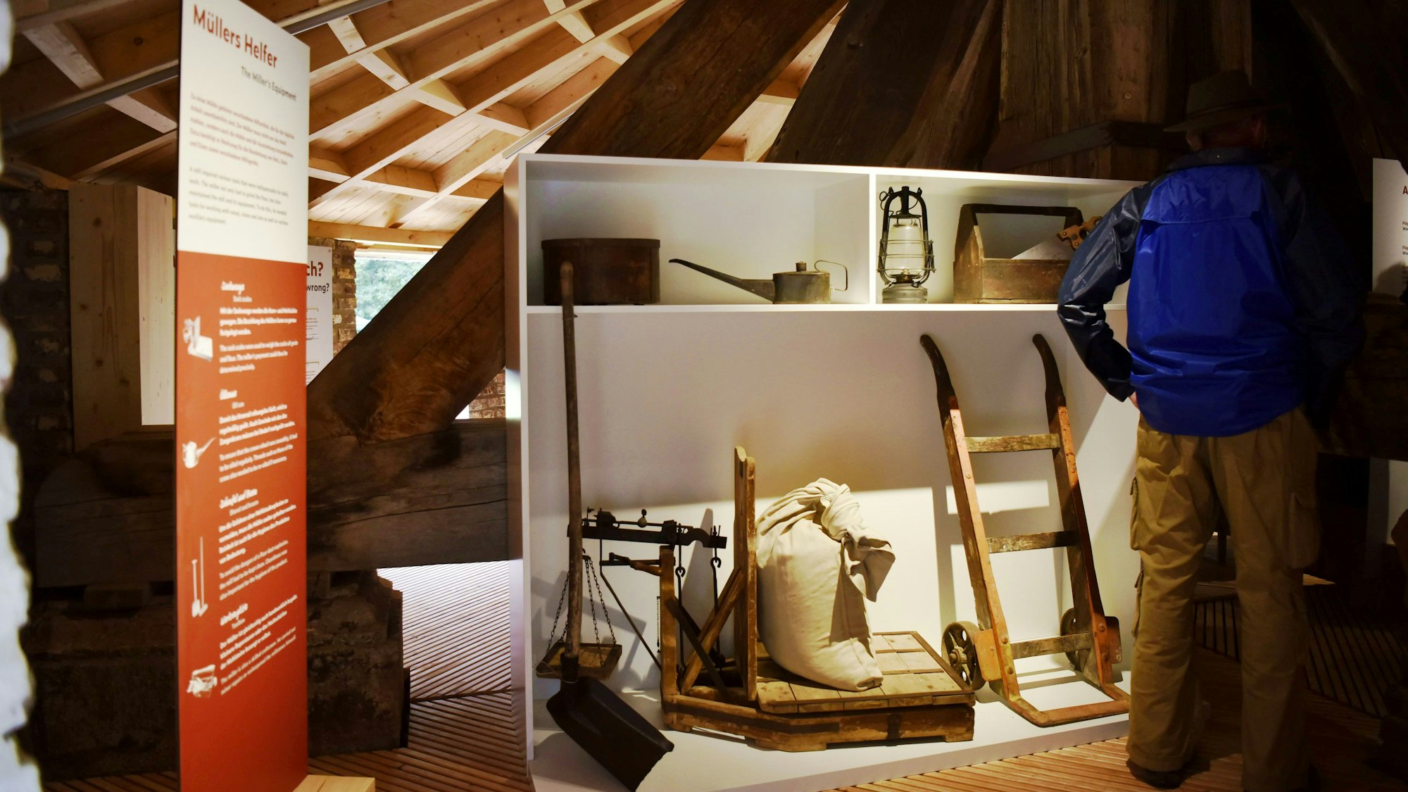 In einem Regal in der neuen Einhausung der Spieler Mühle stehen typische Mühlen-Utensilien.
