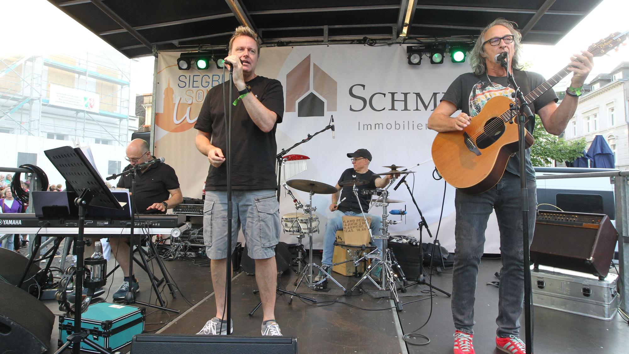 In Siegburg sorgten (v-l.) Pianist Oliver Bollmann, Bläck Fööss Sänger Mirko Bäumer, Schlagzeuger Jochen Fink und Räuber-Gitarrist Andreas Dorn alias ‚Schrader‘ für beste Stimmung.