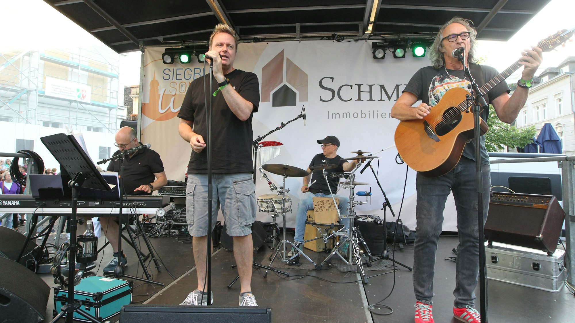 In Siegburg sorgten (v-l.) Pianist Oliver Bollmann, Bläck Fööss Sänger Mirko Bäumer, Schlagzeuger Jochen Fink und Räuber-Gitarrist Andreas Dorn alias ‚Schrader‘ für beste Stimmung.