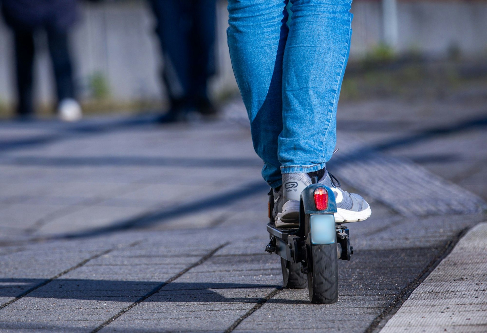 Der Sturz mit einem E-Scooter endet für die 69-Jährige tödlich. (Symbolbild)