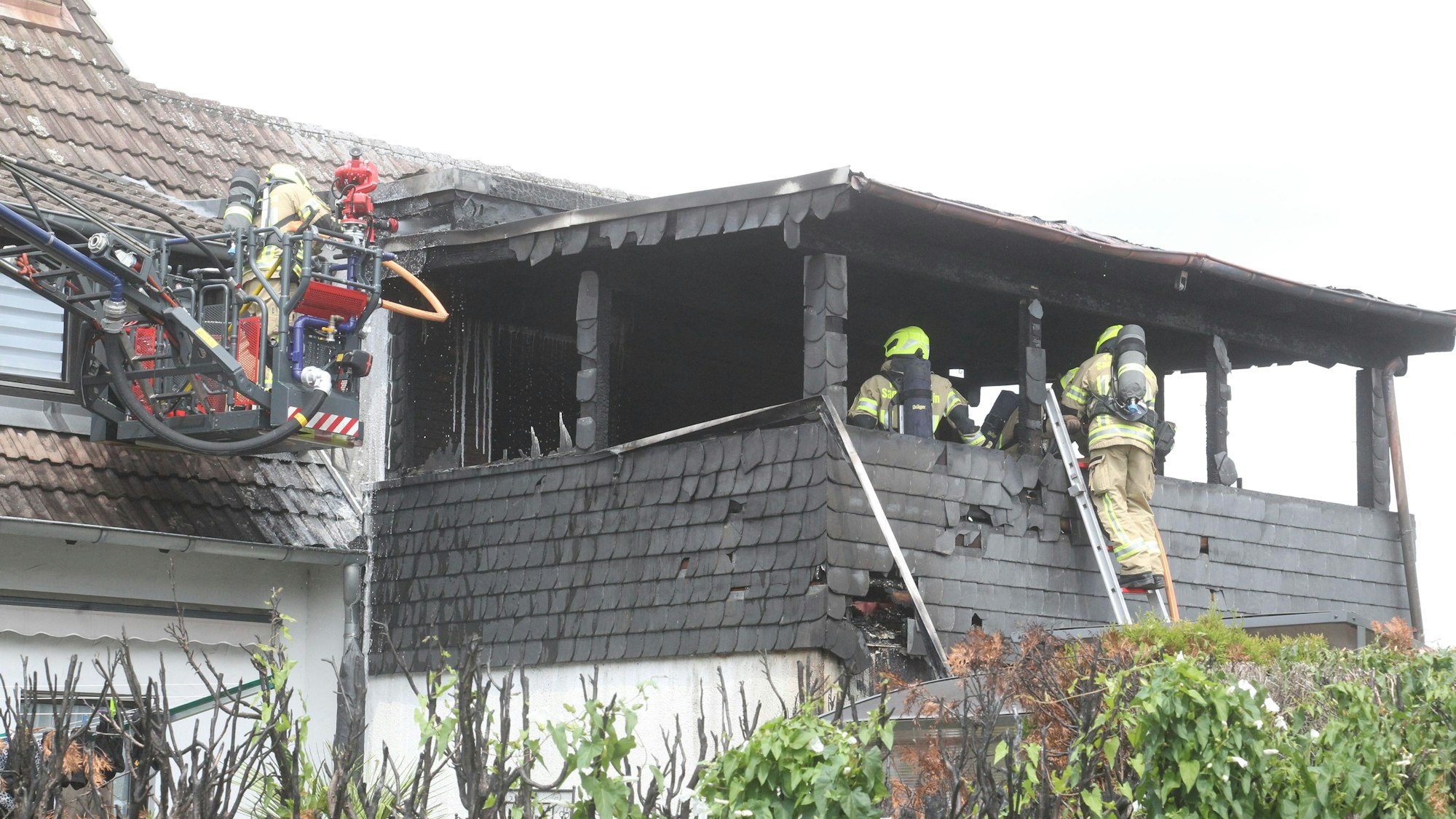 Der Vorbau des Hauses in Buisdorf geriet am Donnerstagmittag in Brand.