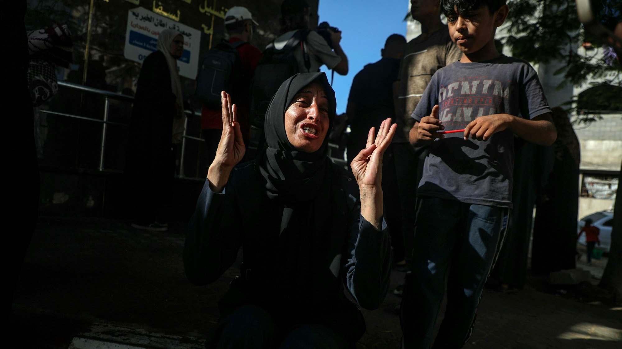 09.07.2025, Palästinensische Gebiete, Gaza: Eine Palästinenserin trauert vor dem Al-Shifa-Krankenhaus in Gaza-Stadt um ein Opfer, das bei einem israelischen Luftangriff getötet wurde. Foto: Rizek Abdeljawad/XinHua/dpa +++ dpa-Bildfunk +++