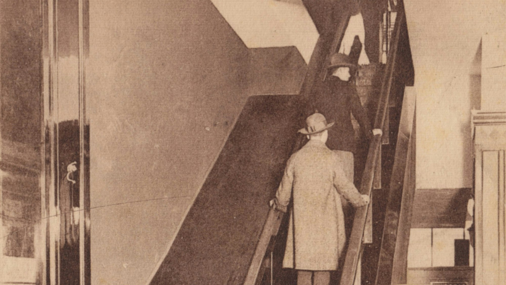 Eine Postkarte aus dem Kölnischen Stadtmuseum zeigt die erste deutsche Rolltreppe im Kölner Kaufhaus Tietz im Jahr 1925.