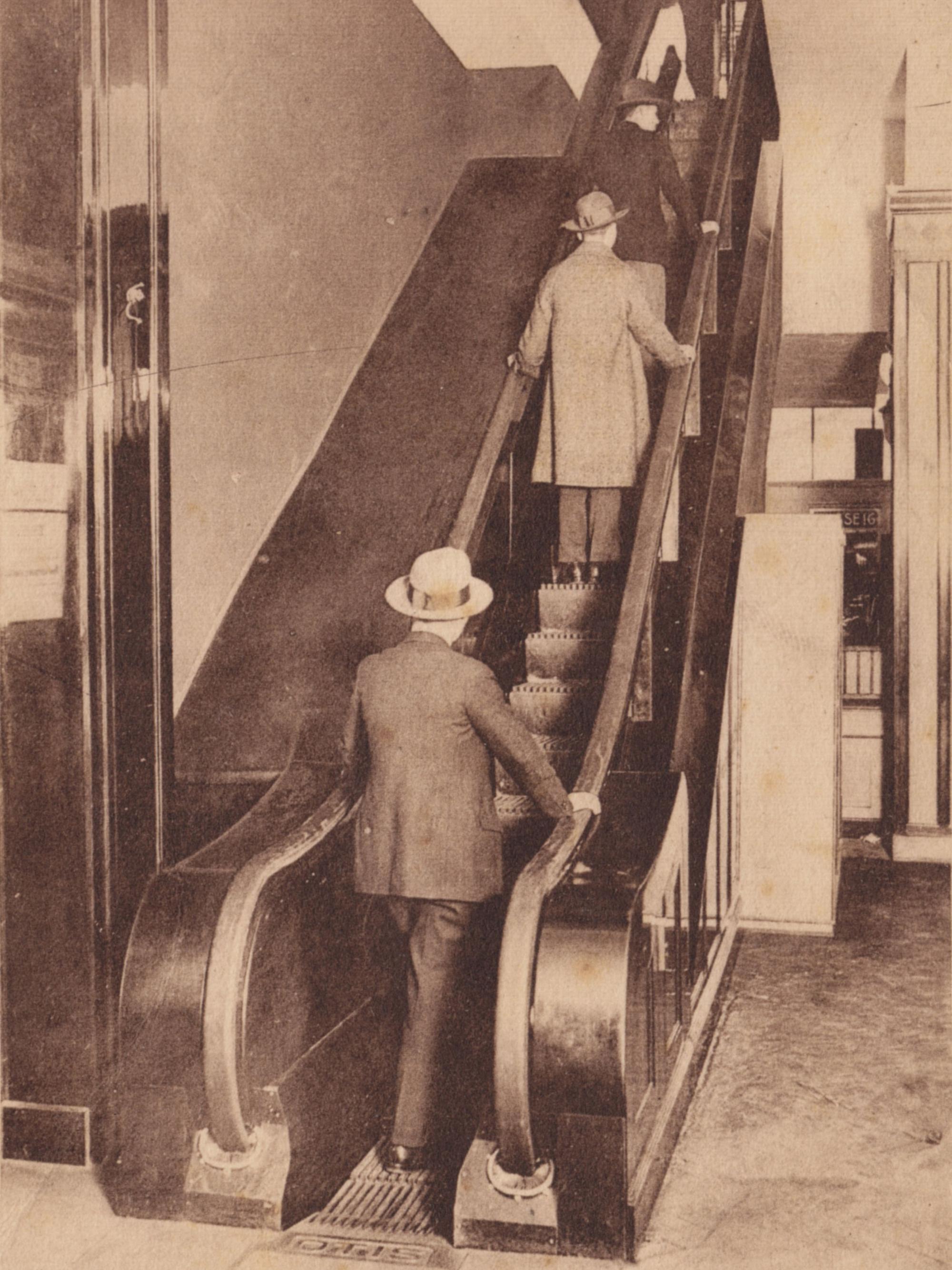 Eine Postkarte aus dem Kölnischen Stadtmuseum zeigt die erste deutsche Rolltreppe im Kölner Kaufhaus Tietz im Jahr 1925.