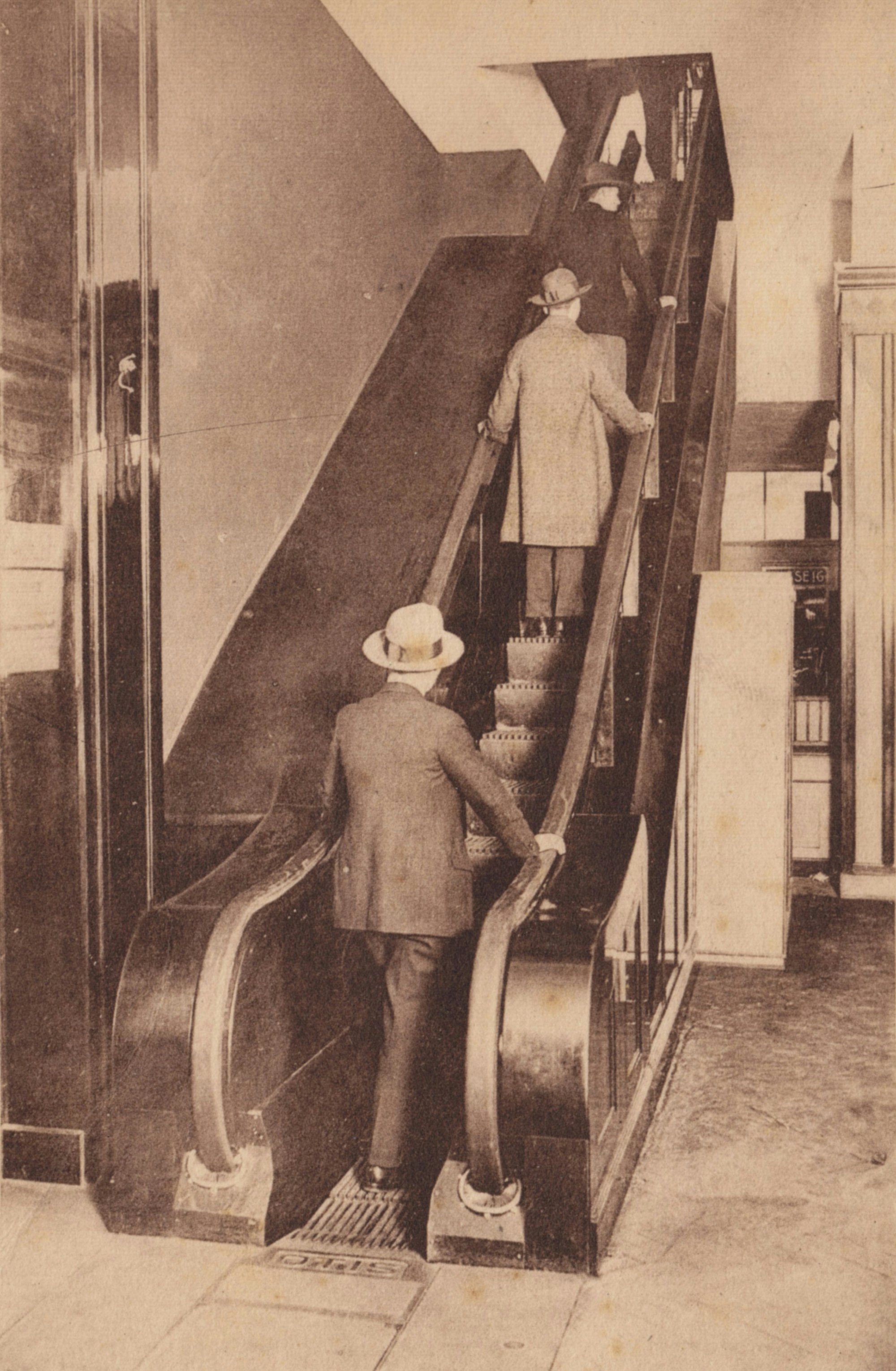 Nach heutigen Standards extrem schmal und langsam unterwegs, dennoch war die Rolltreppe in Köln damals eine Sensation in Deutschland. (Archivbild)