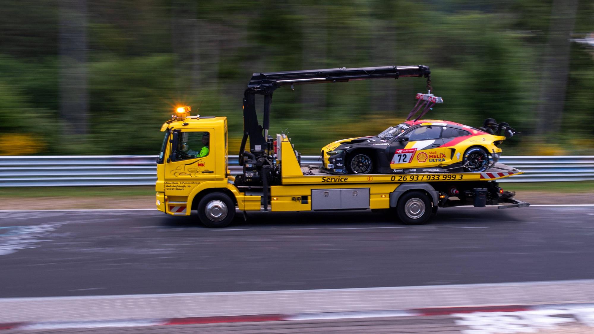 Ein ADAC-Abschlepper auf der Nordschleife im Einsatz.