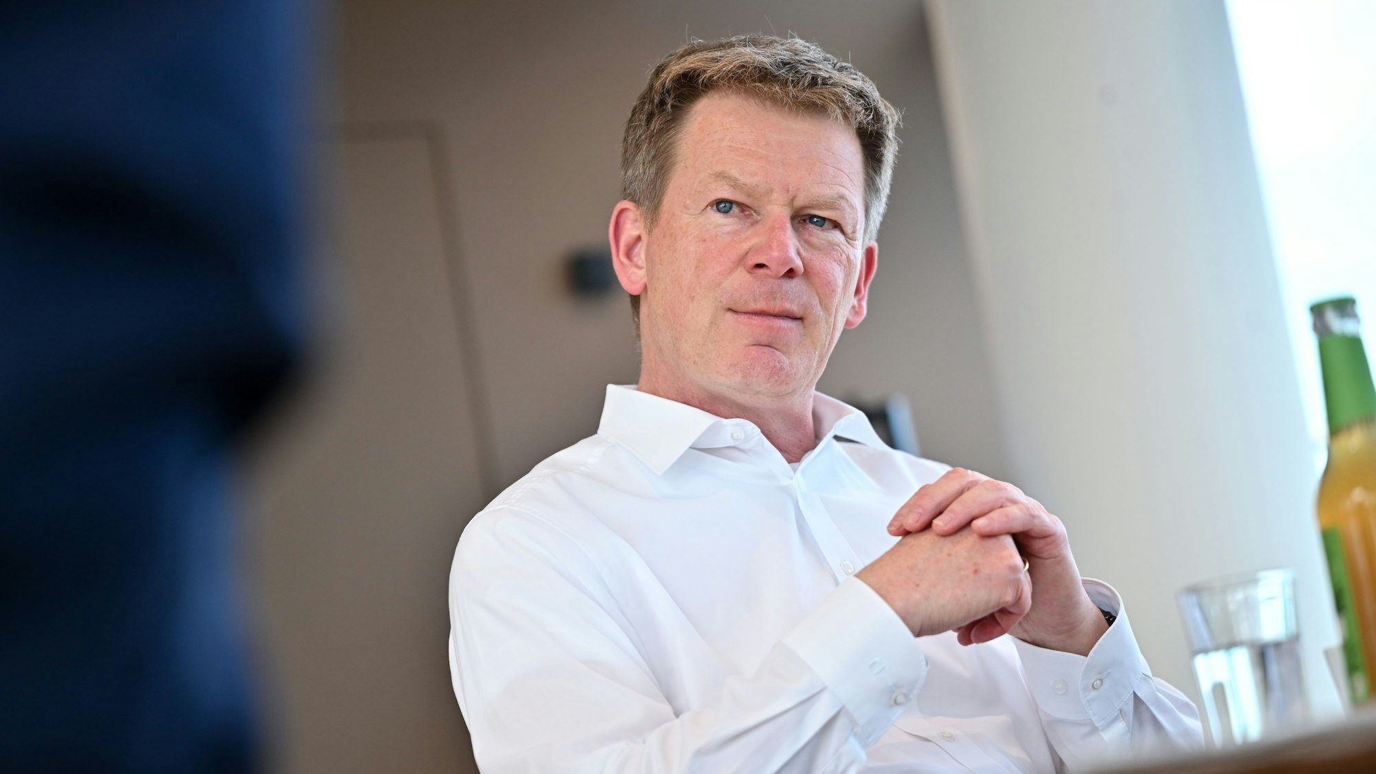 Richard Lutz, Vorsitzender des Vorstands der Deutschen Bahn, spricht während eines Interviews.