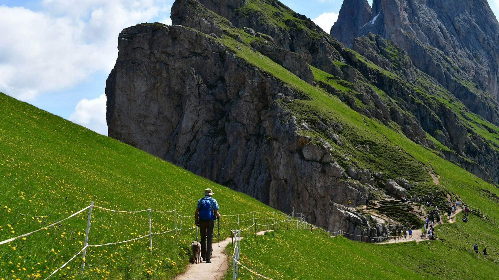 Müssen Touristinnen und Touristen bald zahlen, um in den Dolomiten in Südtirol wandern zu gehen? (Bild: Sigena Semmling/iStock)