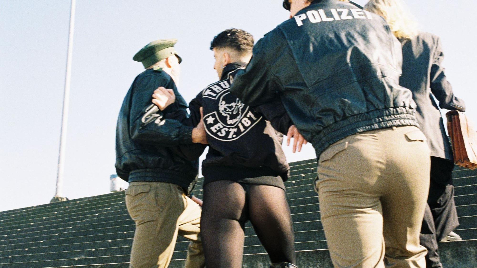 Das Bild zeigt eine Szene aus dem Video „Herr Officer“ des Rappers Baran Kok. Foto: Bennet Henkel