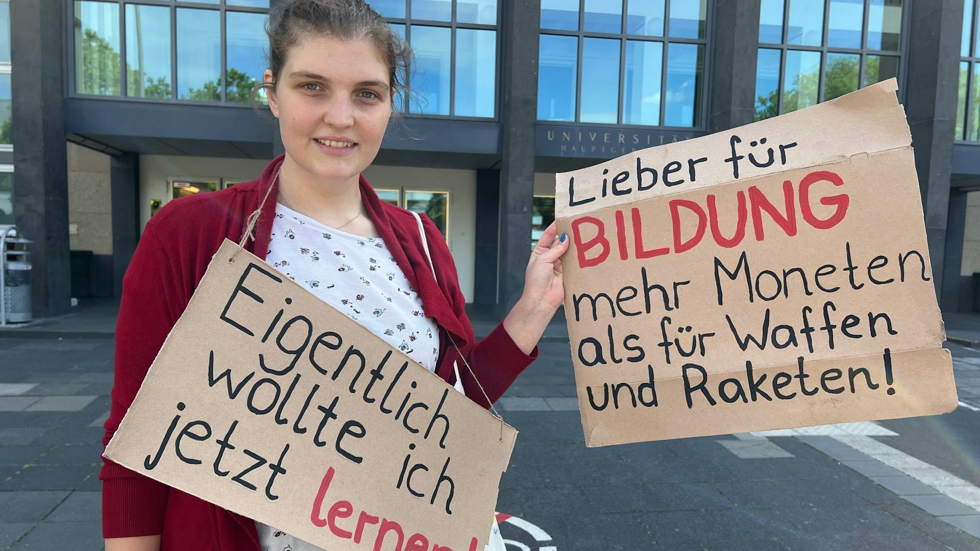 Studentin Lisa Arenz vor dem Hauptgebäude