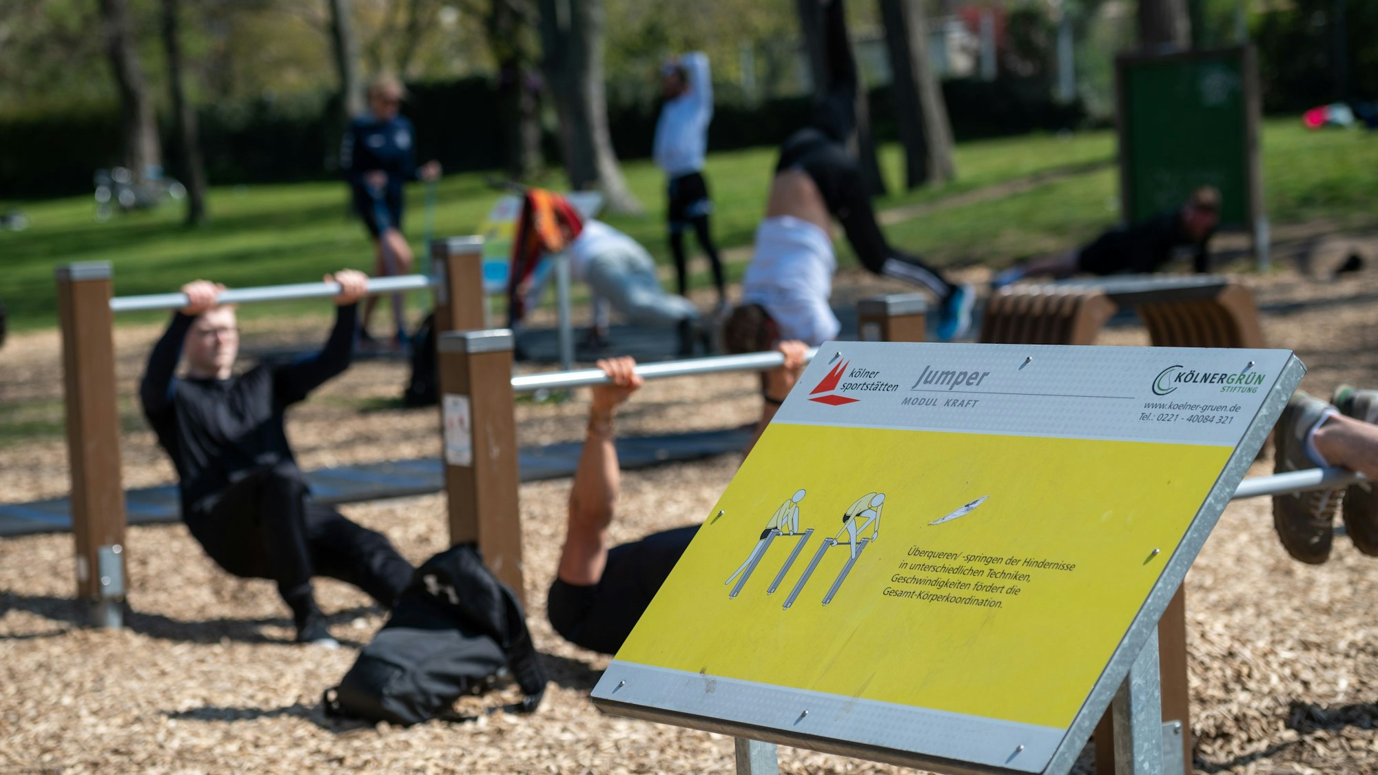 25.04.2021, Köln: Trimm Parcours Vogelsanger Straße Stadtgarten. Foto: Uwe Weiser