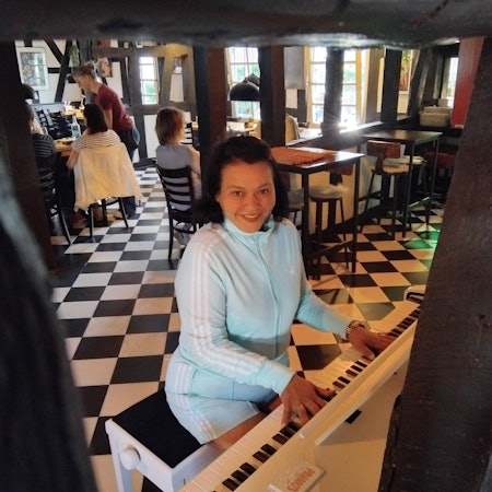 Andrea Primo, Gastwirtin und Sängerin, bietet in ihrem spanischen Restaurant Live-Musik und Karaoke.