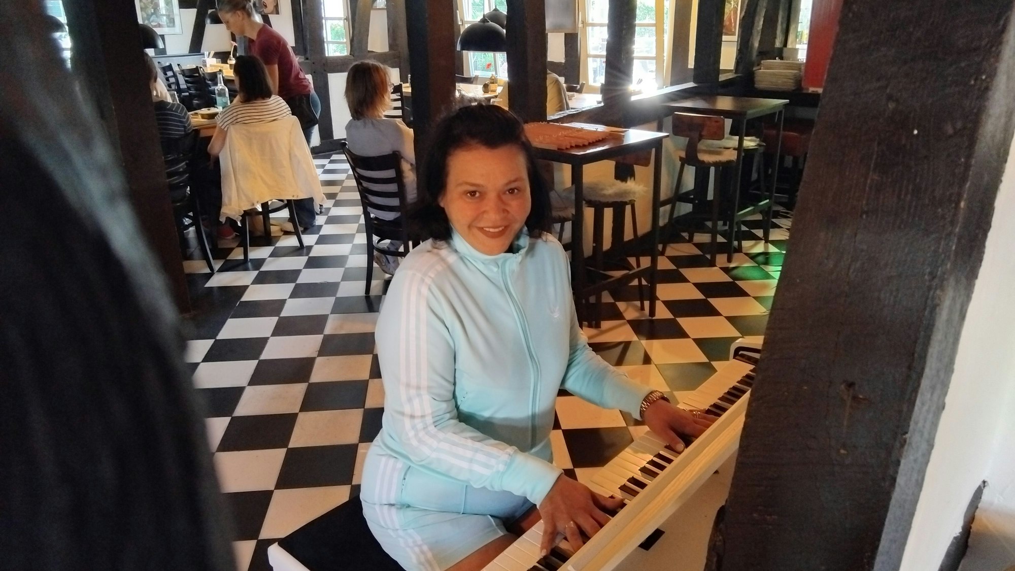 Andrea Primo, Gastwirtin und Sängerin, bietet in ihrem spanischen Restaurant Live-Musik und Karaoke.