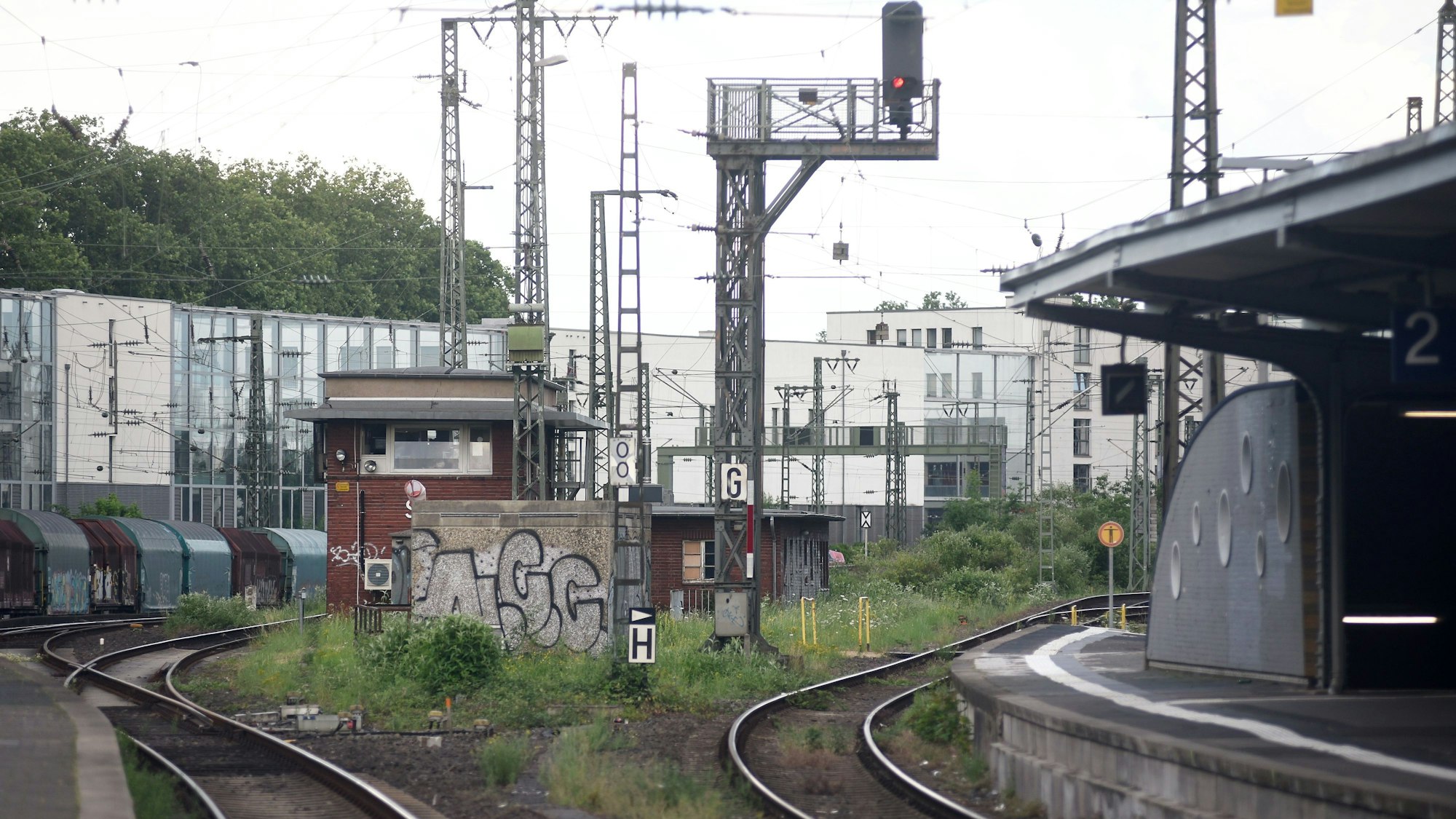 07.07.2021, Köln: Infrastrukturprojekt Westspange der Deutschen Bahn. Ausbau der Strecke zwischen Hansaring und Hürth-Kalscheueren.
Bahnhof Haltestelle Köln Süd
Foto: Csaba Peter Rakoczy