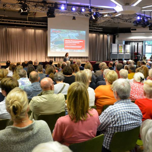 Bis auf den letzten Platz besetzt war die Aula des Schulzentrums Ostheim.