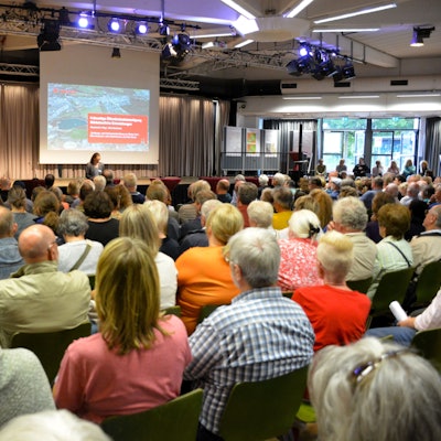 Bis auf den letzten Platz besetzt war die Aula des Schulzentrums Ostheim.