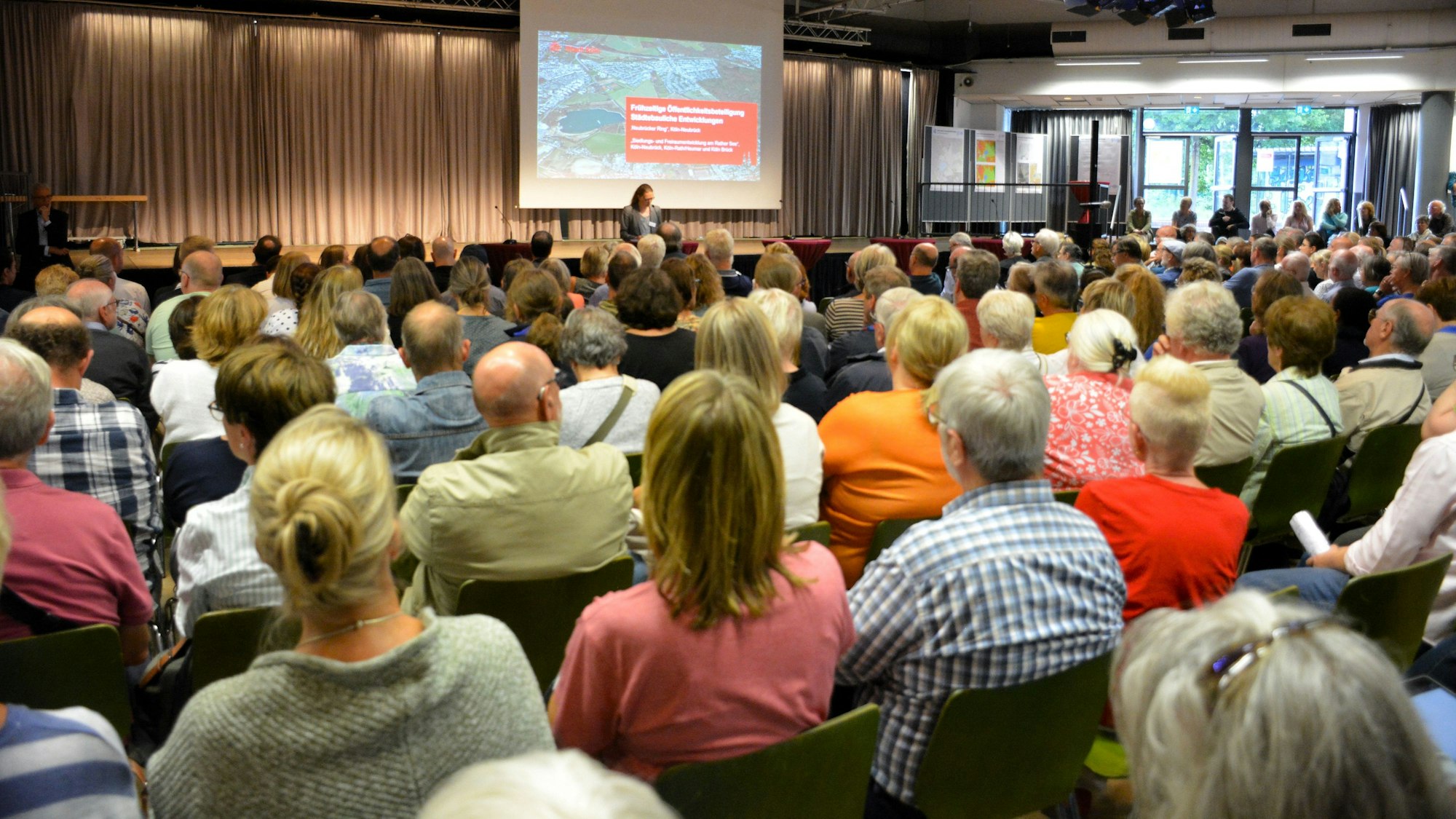 Bis auf den letzten Platz besetzt war die Aula des Schulzentrums Ostheim.