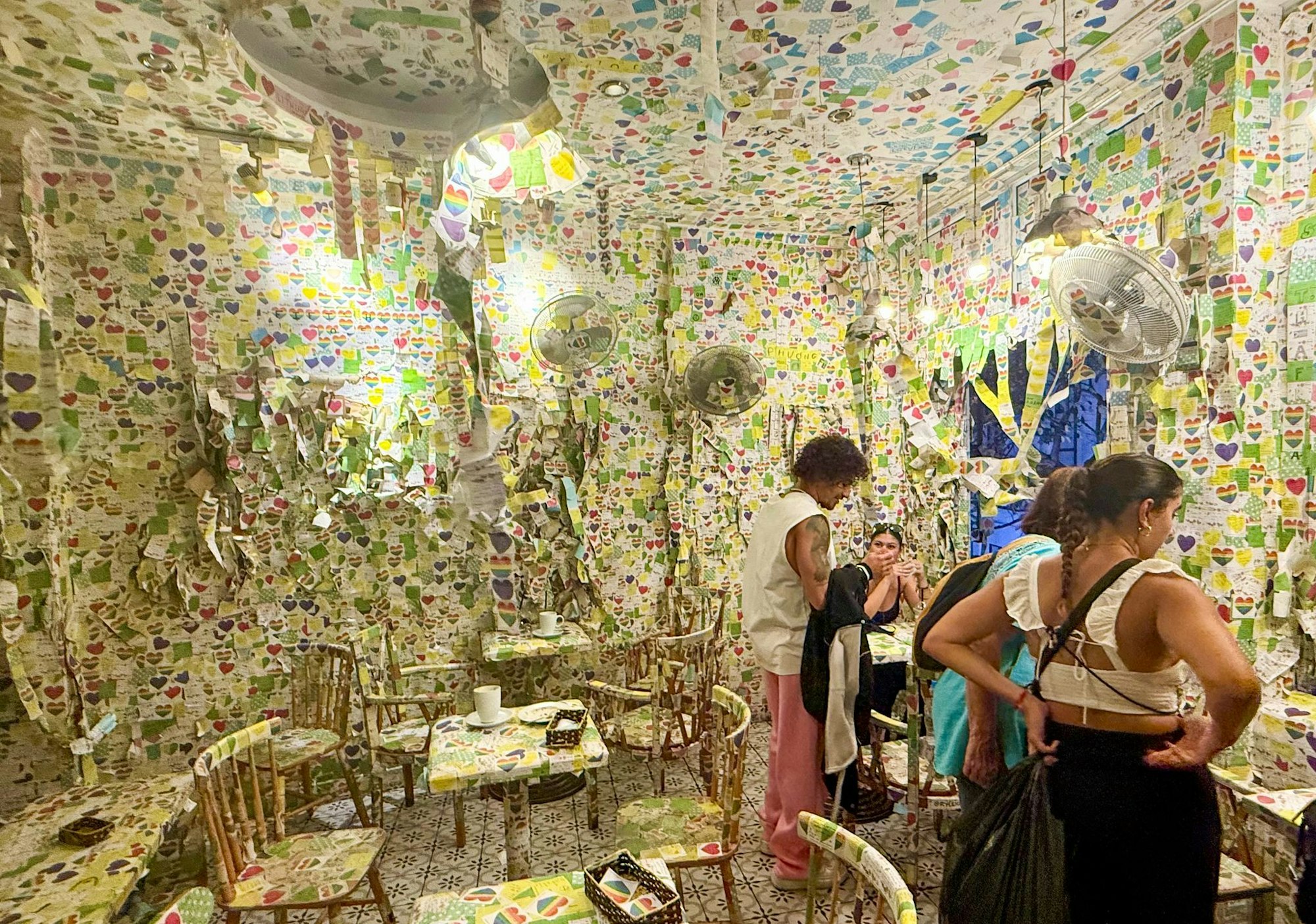 Zentrale Lage: Nur wenige Meter vom Hoan-Kiem-See entfernt ist das Café ein beliebter Treffpunkt für Touristen und Einheimische.
