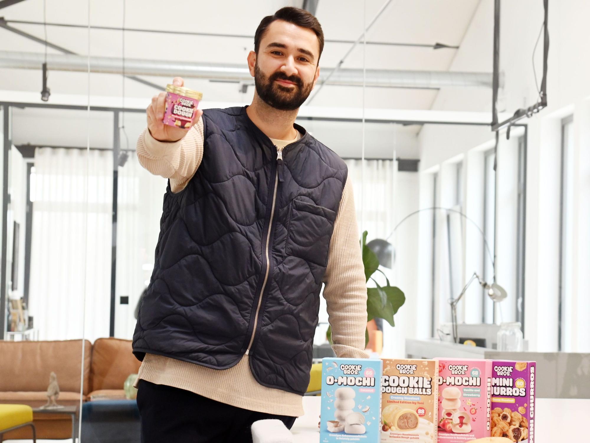 08.07.2025 Köln. Interview für Serie "Der Weg zur Million": Mark Mühürcüoglu, Kölner Gründer von O-Mochi und Cookie Bros., ist mit Keksteig zum Löffeln zum Millionär geworden und investiert jetzt selbst im Start-ups. Foto aktuell.