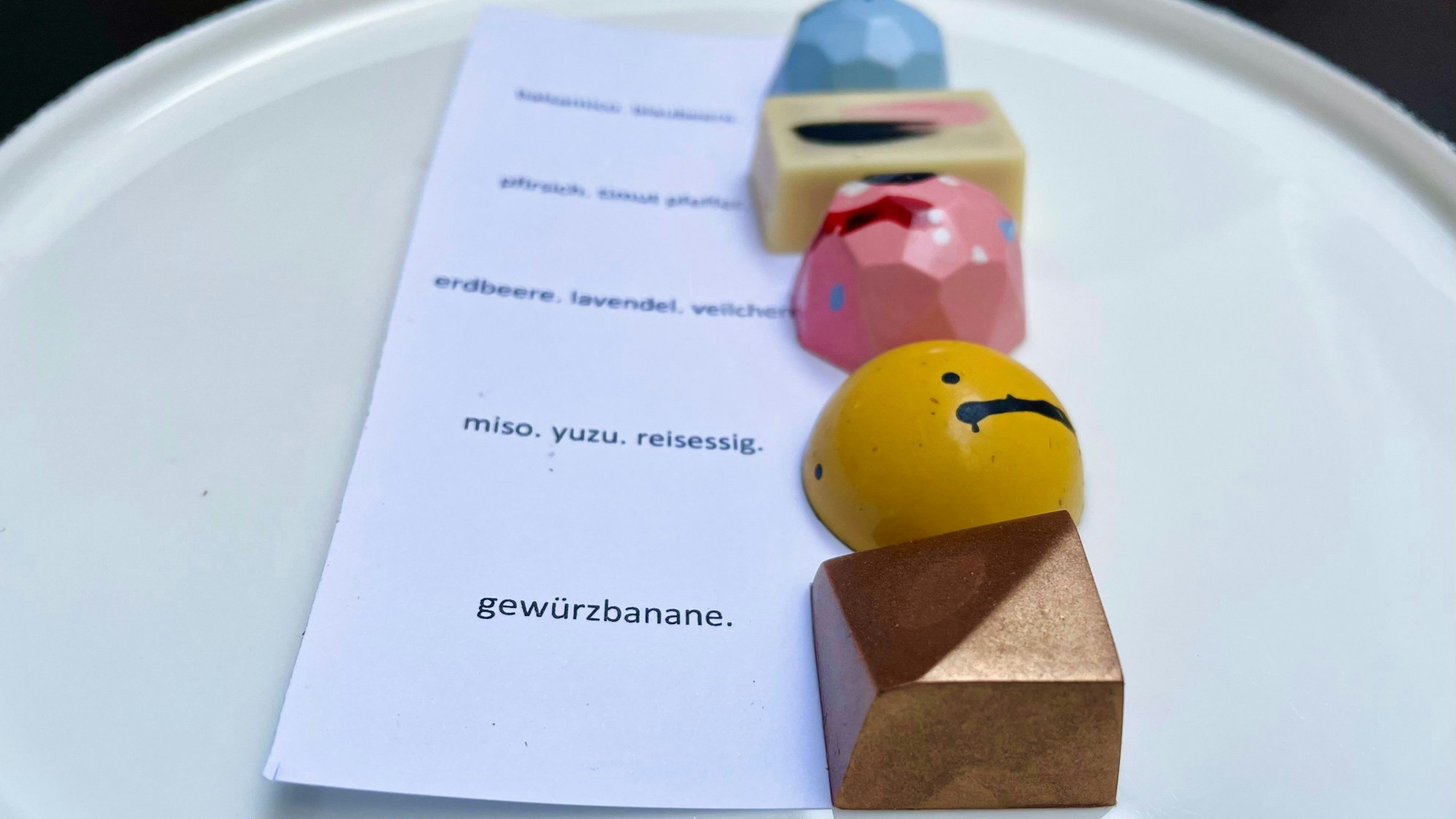 Feine Pralinen als Nachtisch in der Henne Weinbar.