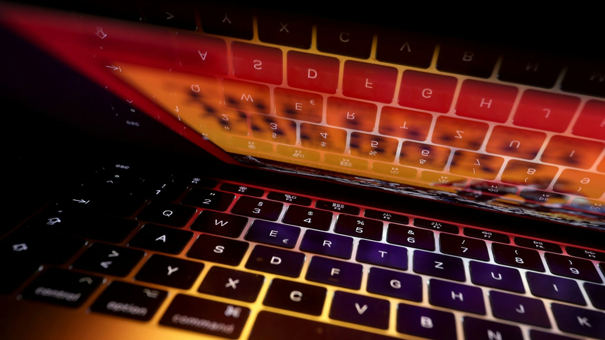 Die Bande soll auch die Infrastruktur für die illegalen Online-Angebote bereitgestellt haben. (Symbolbild)