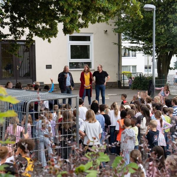Bürgermeister Frank Steffes zeichnet die Mädchen und Jungen der KGS Kirchstraße für ihren Erfolg beim Stadtradeln aus.