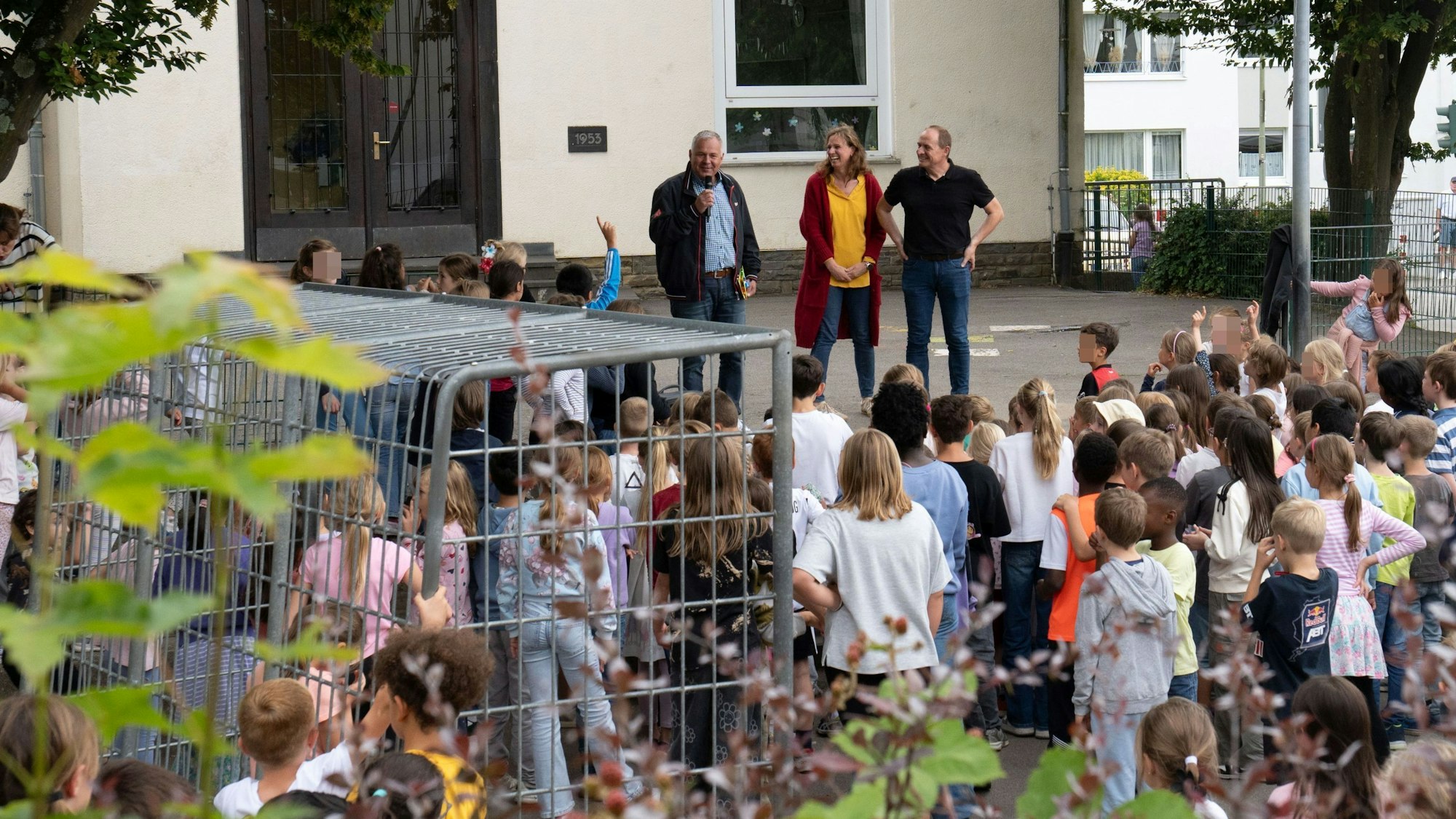 Bürgermeister Frank Steffes zeichnet die Mädchen und Jungen der KGS Kirchstraße für ihren Erfolg beim Stadtradeln aus.