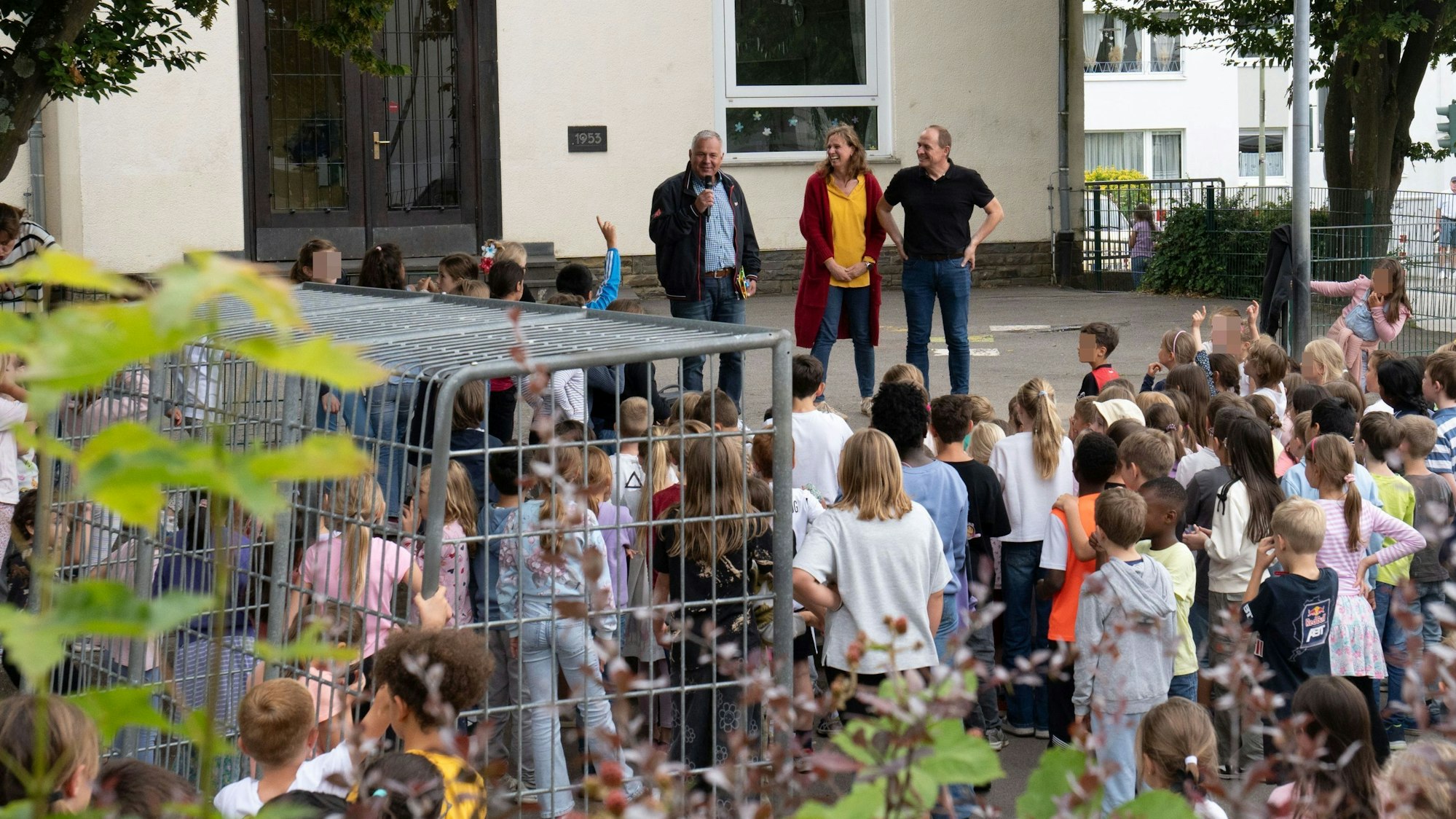 Bürgermeister Frank Steffes zeichnet die Mädchen und Jungen der KGS Kirchstraße für ihren Erfolg beim Stadtradeln aus.