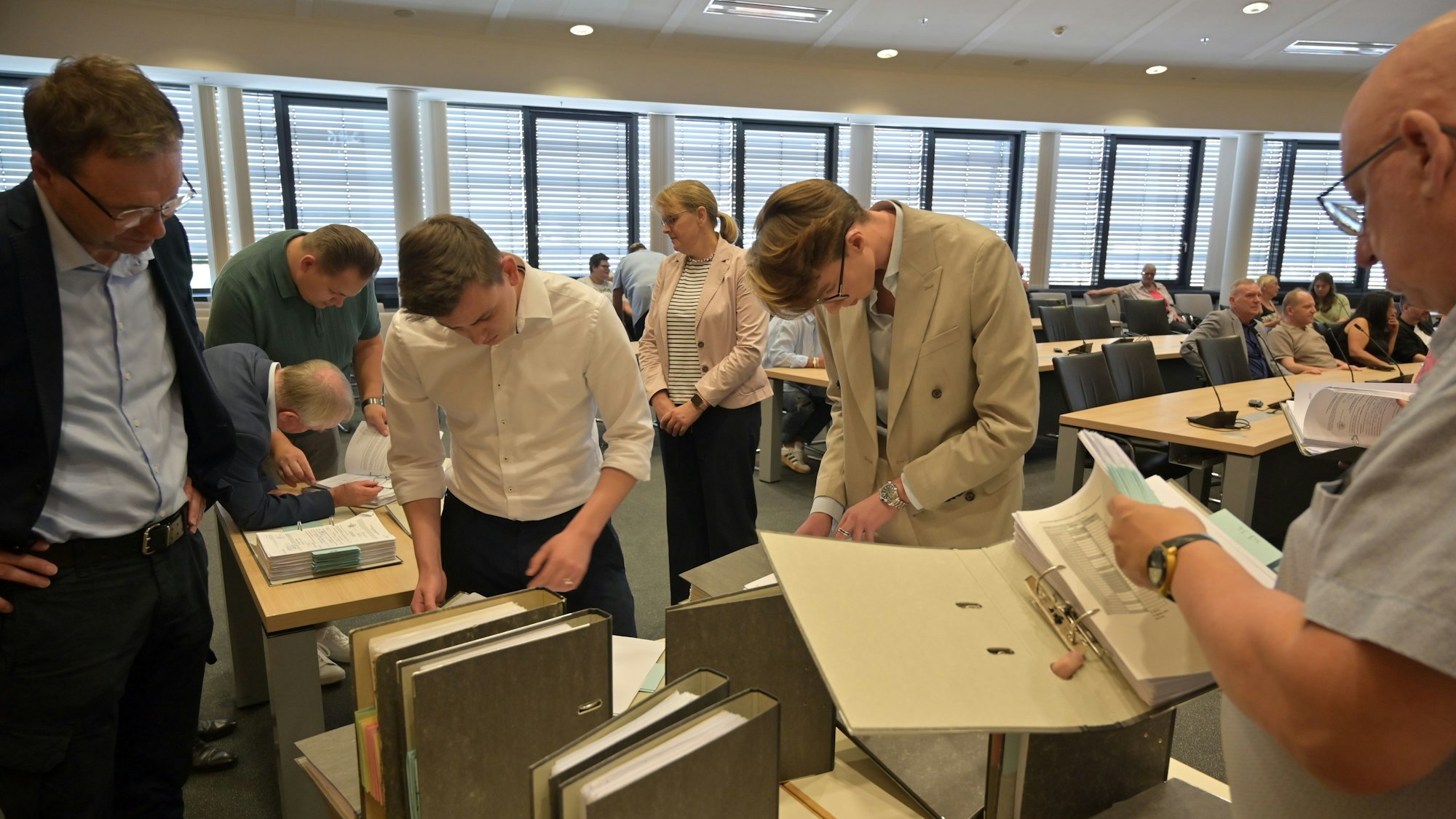 Wahlausschuss-Mitglieder begutachten die Unterlagen