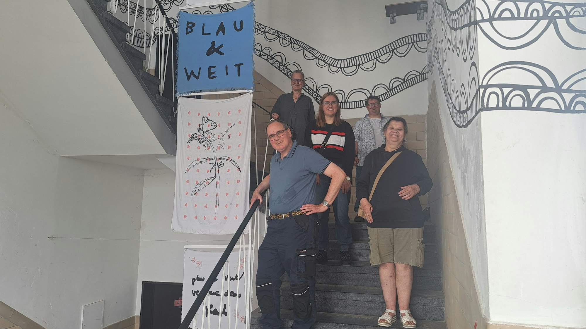 Auf einer Treppe stehen Menschen.