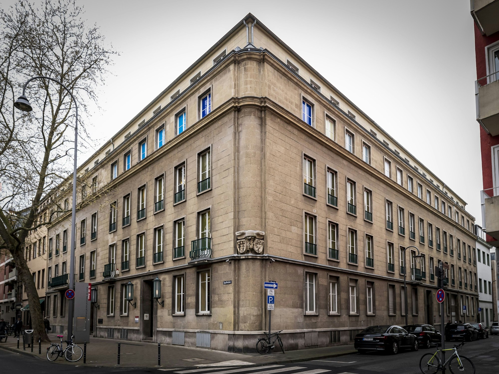 Blick auf die Fassade des NS-Dokumentationszentrums der Stadt Köln am Appellhofplatz in der Kölner Innenstadt.