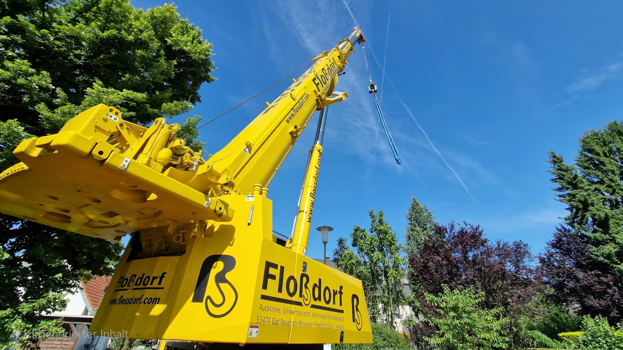 Ein gelber Autokran ist zu sehen.