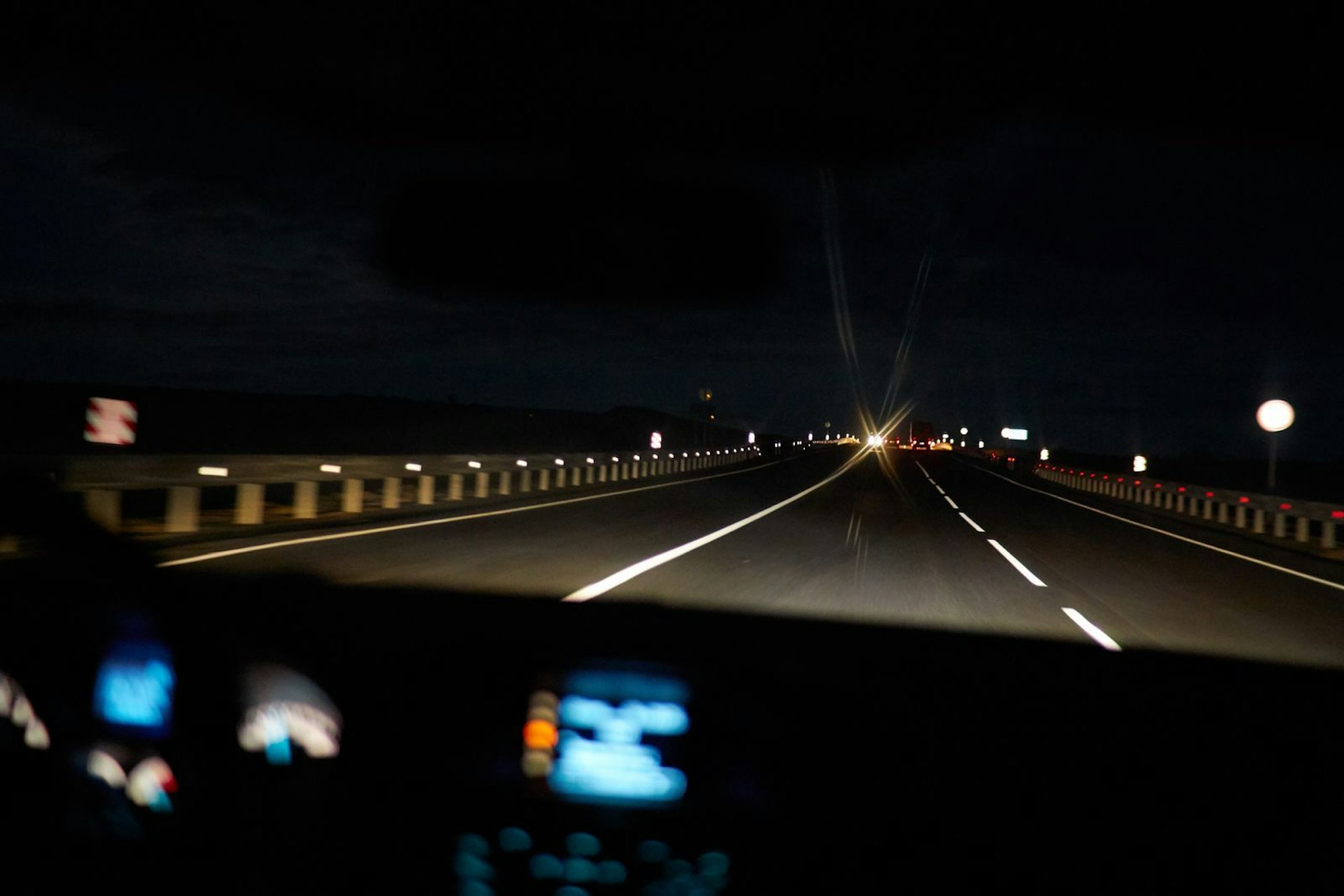 Wenn man weder beim Ziel noch beim Zeitpunkt der Reise allzu flexibel ist, dann kann man zumindest in der Nacht fahren. Dann sind weniger Autos und Lkws auf den Straßen unterwegs und Kinder verschlafen mit etwas Glück einen Großteil der Fahrt. An Tank- und Raststätten gibt es keine Schlangen an Zapfsäulen oder Toiletten. Wer die Ferien nicht vom ersten bis zum letzten Tag ausnutzen möchte, sollte vor allem die Samstage als An- und Abreisetage meiden. (Bild: iStock/Aleksandr Gavrilychev)
