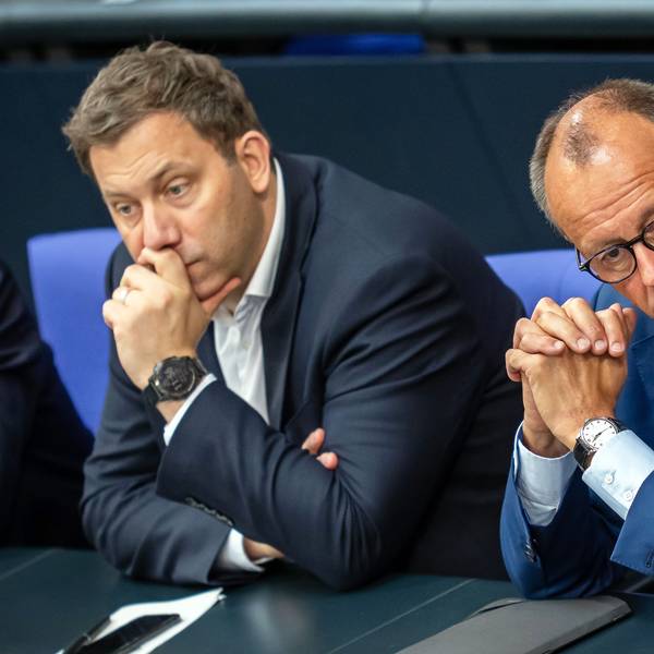11.07.2025, Berlin: Bundeskanzler Friedrich Merz (CDU, r) verfolgt die Debatte neben Lars Klingbeil (SPD), Bundesminister der Finanzen, im Bundestag. Thema ist die Absetzung des Tagesordnungspunktes der Wahl von Richtern für das Bundesverfassungsgericht. Foto: Michael Kappeler/dpa +++ dpa-Bildfunk +++