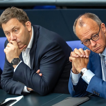 11.07.2025, Berlin: Bundeskanzler Friedrich Merz (CDU, r) verfolgt die Debatte neben Lars Klingbeil (SPD), Bundesminister der Finanzen, im Bundestag. Thema ist die Absetzung des Tagesordnungspunktes der Wahl von Richtern für das Bundesverfassungsgericht. Foto: Michael Kappeler/dpa +++ dpa-Bildfunk +++