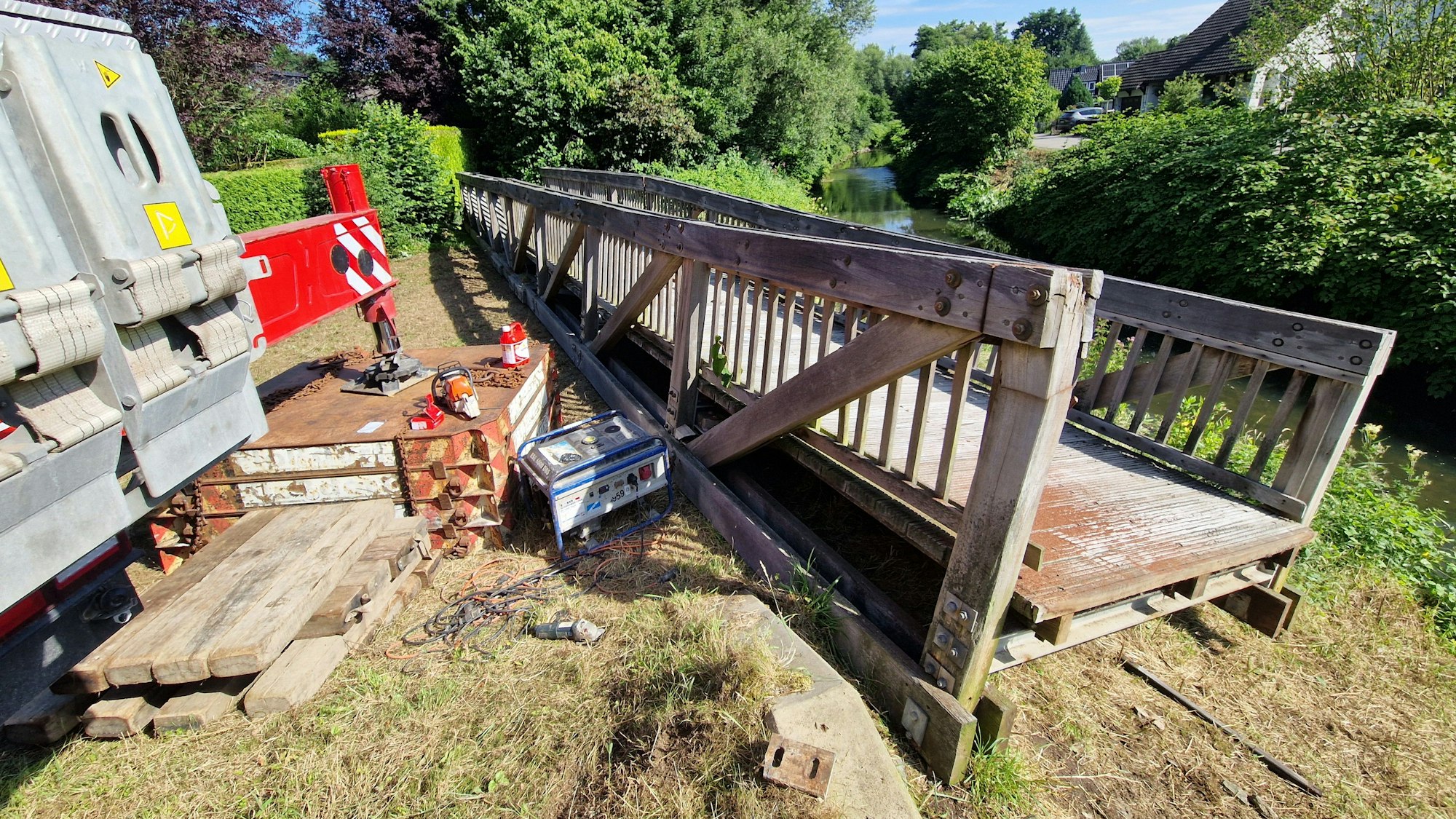 Die marode Brücke steht auf Land.