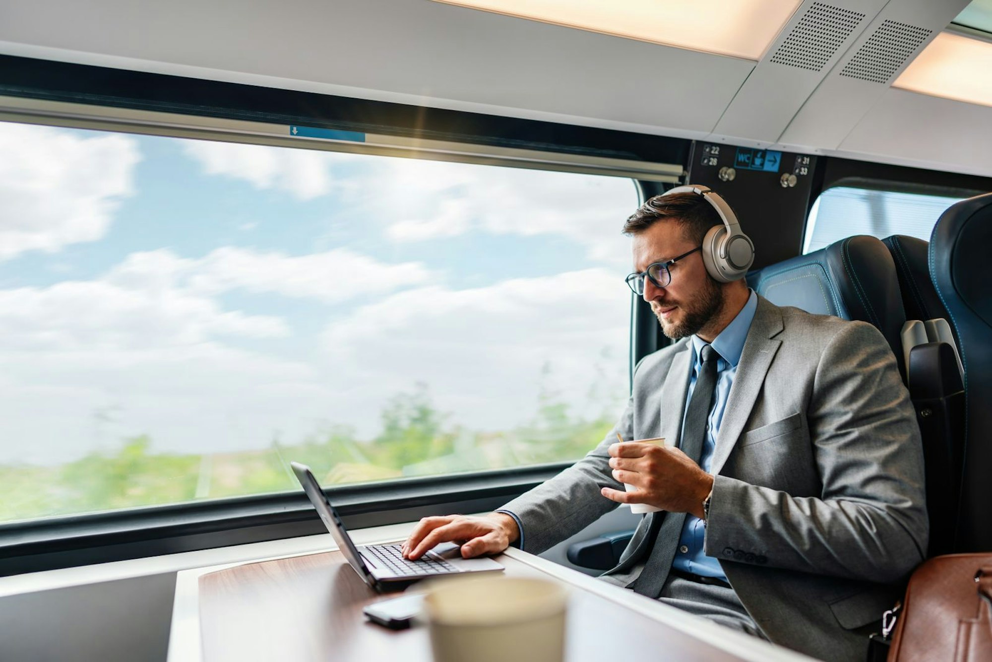 Nicht nur für Urlauber ist Stau ein Thema, sondern auch für Pendler. Städte sind zur Rushhour oft dicht und es bleibt wertvolle Zeit auf der Strecke. Wer durch flexible Arbeitszeiten Stoßzeiten meiden kann, sollte dies tun. Auch öffentliche Verkehrsmittel können eine Alternative sein. Selbst, wenn dies länger dauern sollte, können Sie die Zeit sinnvoll nutzen und entspannt auf der Arbeit ankommen.
(Bild: iStock/DuxX)