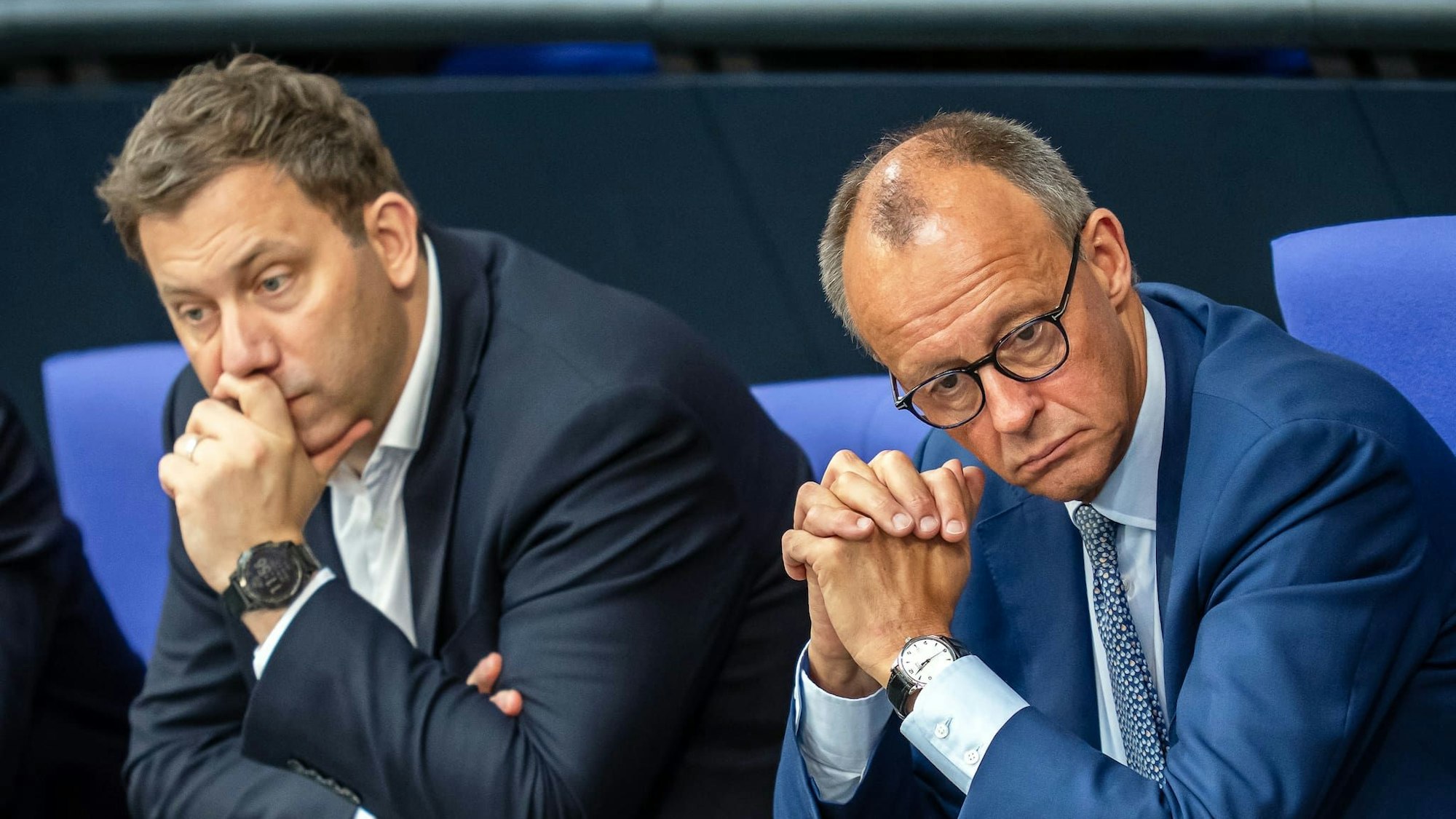 Ratlose Gesichter auf der Kabinettsbank: Kanzler Friedrich Merz (CDU, rechts) und Vizekanzler Lars Klingbeil (SPD).
