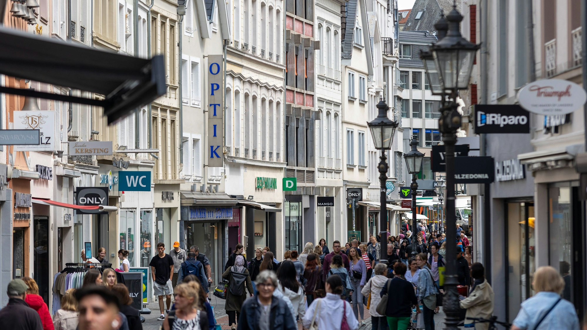 Menschen laufen durch die Sternstraße in Bonn (Archivfoto).