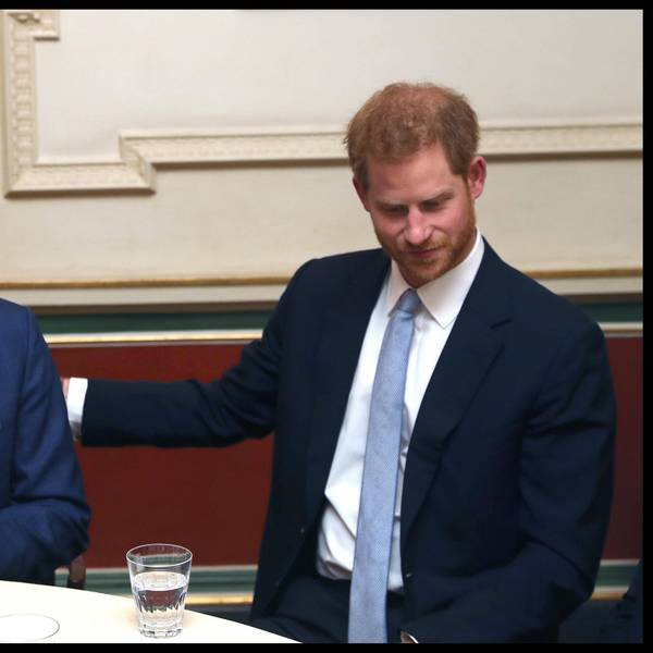 König Charles und Prinz Harry sitzen nebeneinander.