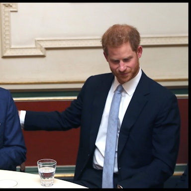 König Charles und Prinz Harry sitzen nebeneinander.