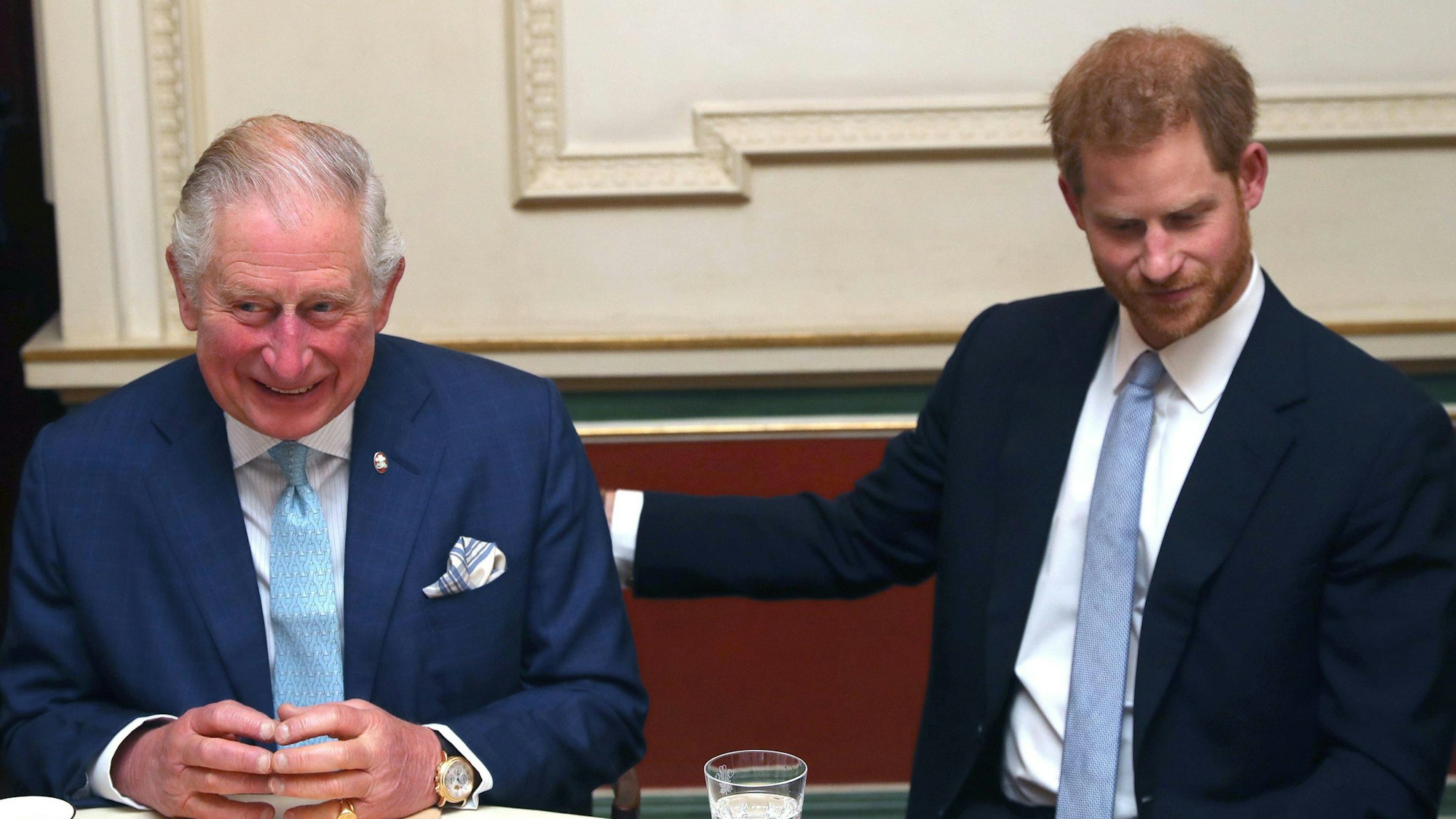 König Charles III. (damals noch Prinz von Wales) und Prinz Harry beim Forum zu Jugendgewalt im Clarence House.