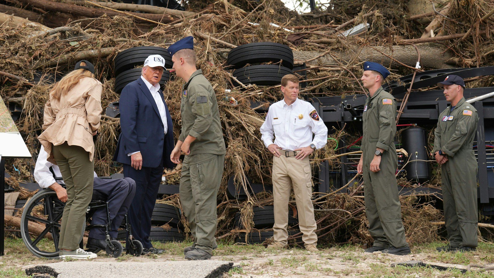 11.07.2025, USA, Kerrville: First Lady Melania Trump (l) und US-Präsident Donald Trump (2.v.l.) begrüßen Ersthelfer, während sie die Flutschäden in Kerrville, Texas, am Freitag betrachten. Foto: Jacquelyn Martin/AP/dpa +++ dpa-Bildfunk +++