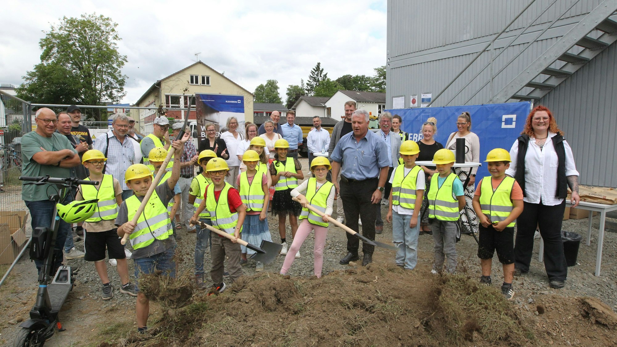 Spatenstich zum Neubau eines viergruppigen Kindergartens mit Bürgermeister Rainer Viehof (Mitte).