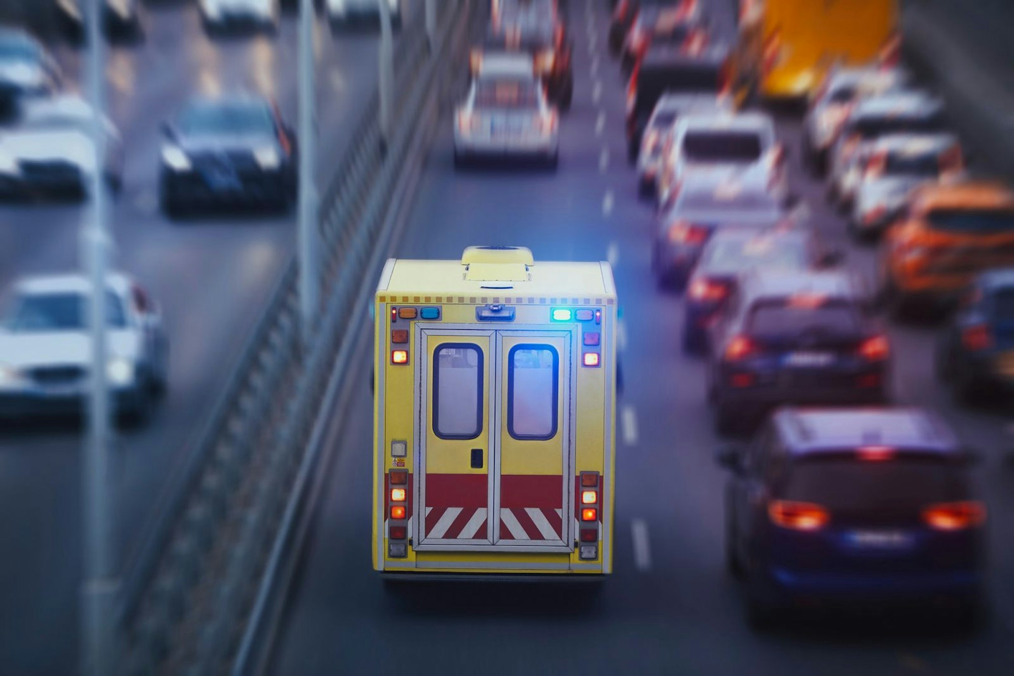 Wenn Sie trotz Radio, Verkehrs-App, Navi und guter Planung doch einmal im Stau landen, dann ist das ärgerlich. Viel ändern lässt sich an solchen Situation aber nicht, weder mit schlechter Laune noch mit Drängeln. Akzeptieren Sie Ihre Lage und machen Sie das beste daraus. Verbreiten Sie Optimismus anstatt schlechter Laune im Auto. Und vergessen Sie nicht, eine Rettungsgasse zu bilden. (Bild: iStock/Chalabala)