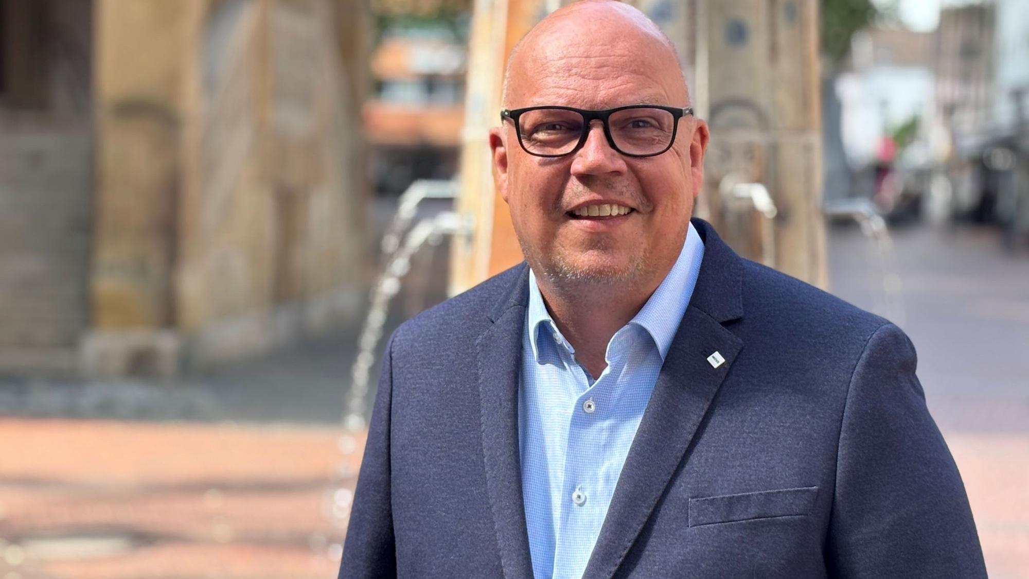 Auf dem Bild ist ein Portrait von Uwe Tietz zu sehen.