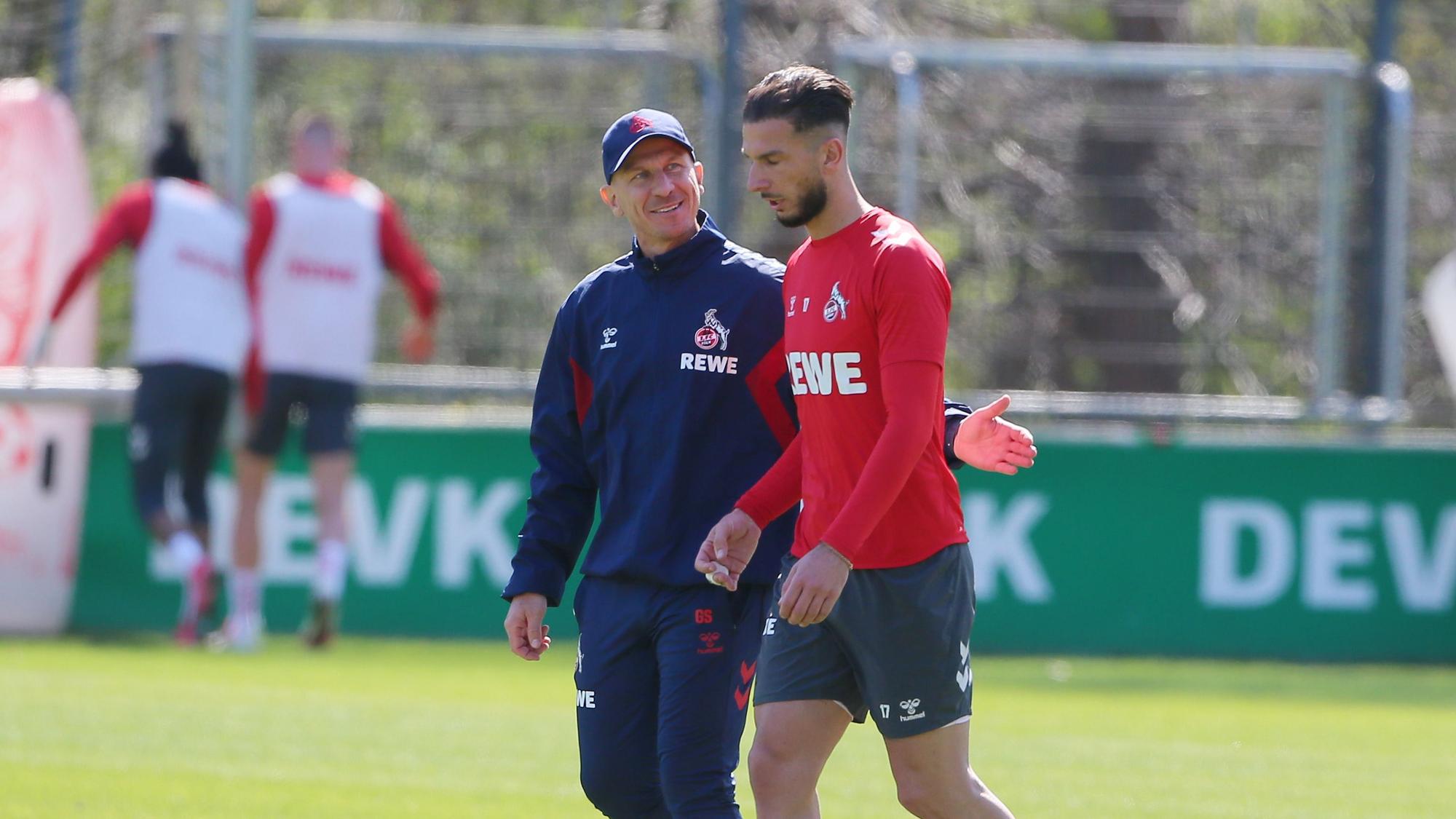 Gerhard Struber spricht im Training des 1. FC Köln mit Leart Pacarada.