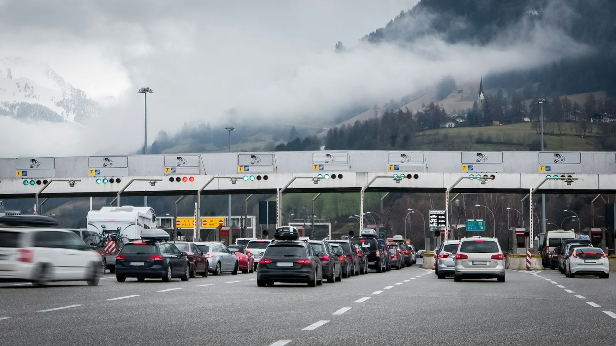 Wenn Sie nicht ausgerechnet zu Ferienbeginn in den Süden fahren, dann haben Sie schon eine wichtige Maßnahme zur Stauvermeidung umgesetzt. Denn am meisten staut es sich immer dort, wo viele zur selben Zeit unterwegs sind. Wer Schulkinder hat, ist aber auf die Ferienzeiten beschränkt. Verlagern Sie den Start ihrer Reise auf ein paar Tage nach Ferienbeginn, jedoch nicht auf das Wochenende. (Bild: iStock/Darwel)